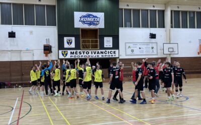 Muži v těsném kontaktu s čelem tabulky